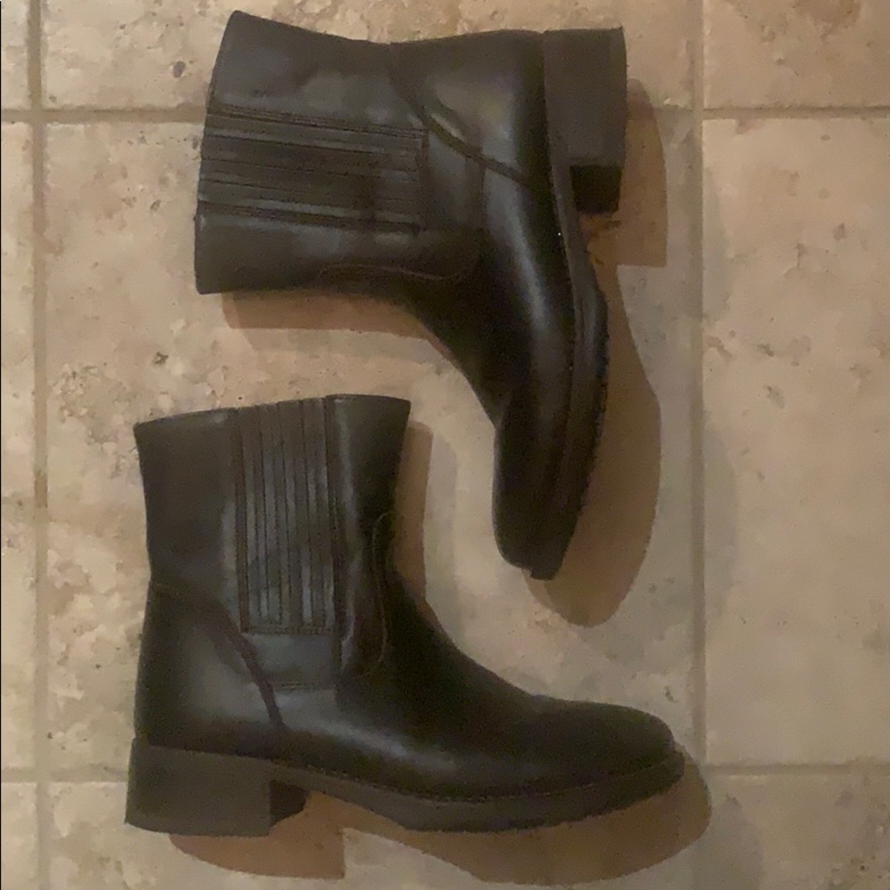 Dark brown boots, size 8